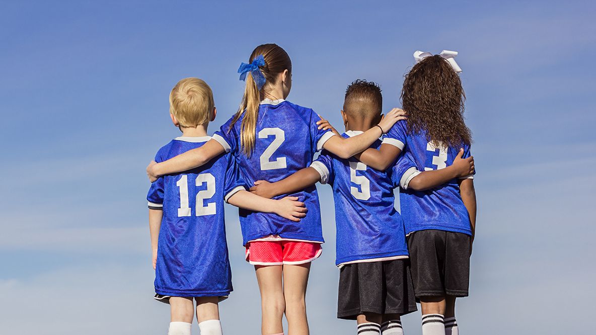 Bambini, gli sport di gruppo fanno bene all'ottimismo | Vanity Fair Italia