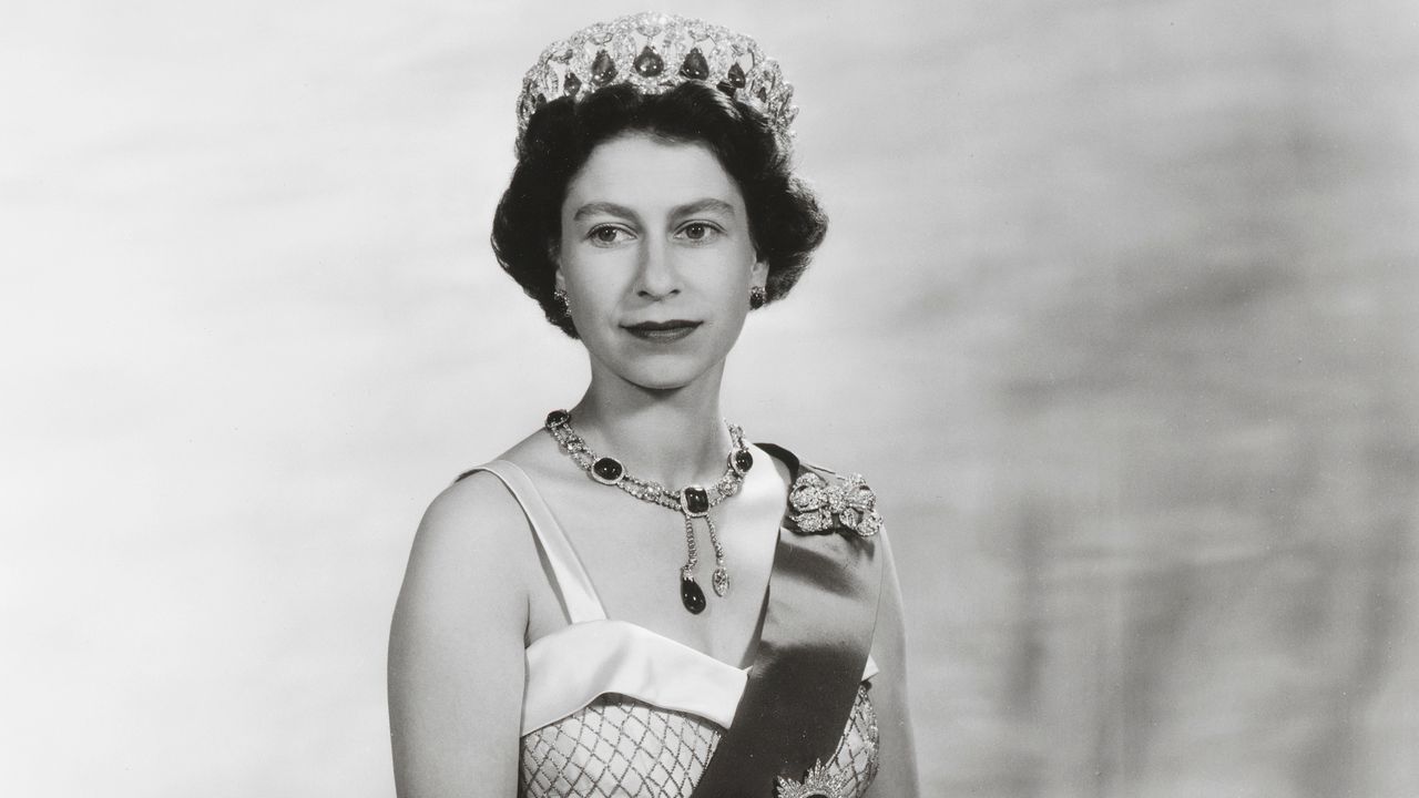 Il guardaroba inedito della Regina Elisabetta va in mostra a Londra (con il primo abito couture sfoggiato quando aveva solo otto anni) | Vanity Fair Italia