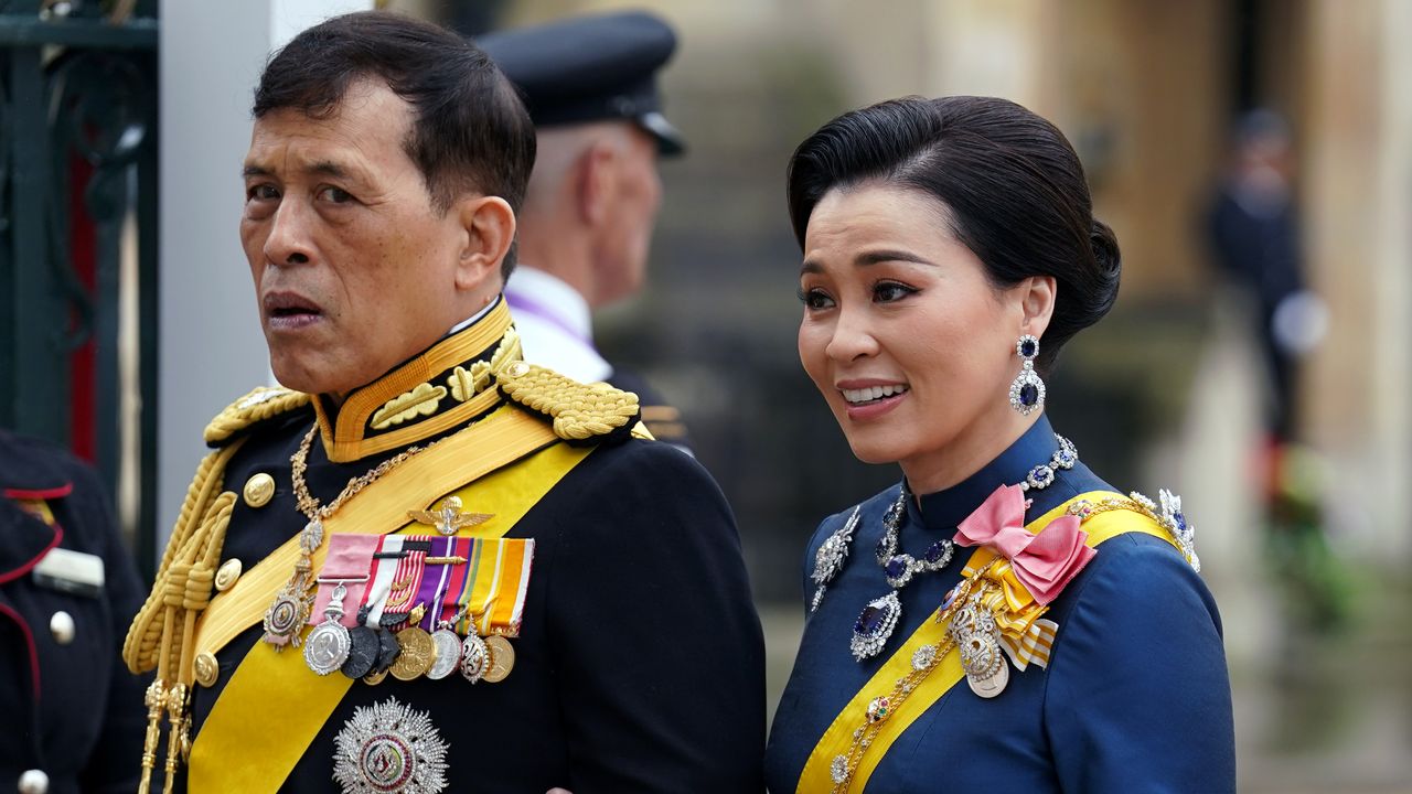La regina Sirikit di Thailandia possedeva i gioielli reali più straordinari del mondo? Diamo uno sguardo alla sua collezione privata | Vanity Fair Italia