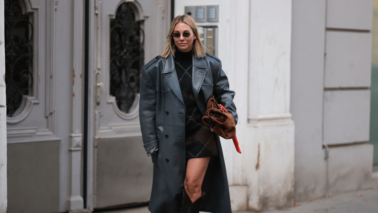 Trench in pelle donna, i modelli in alternativa al cappotto per l'inverno | Vanity Fair Italia
