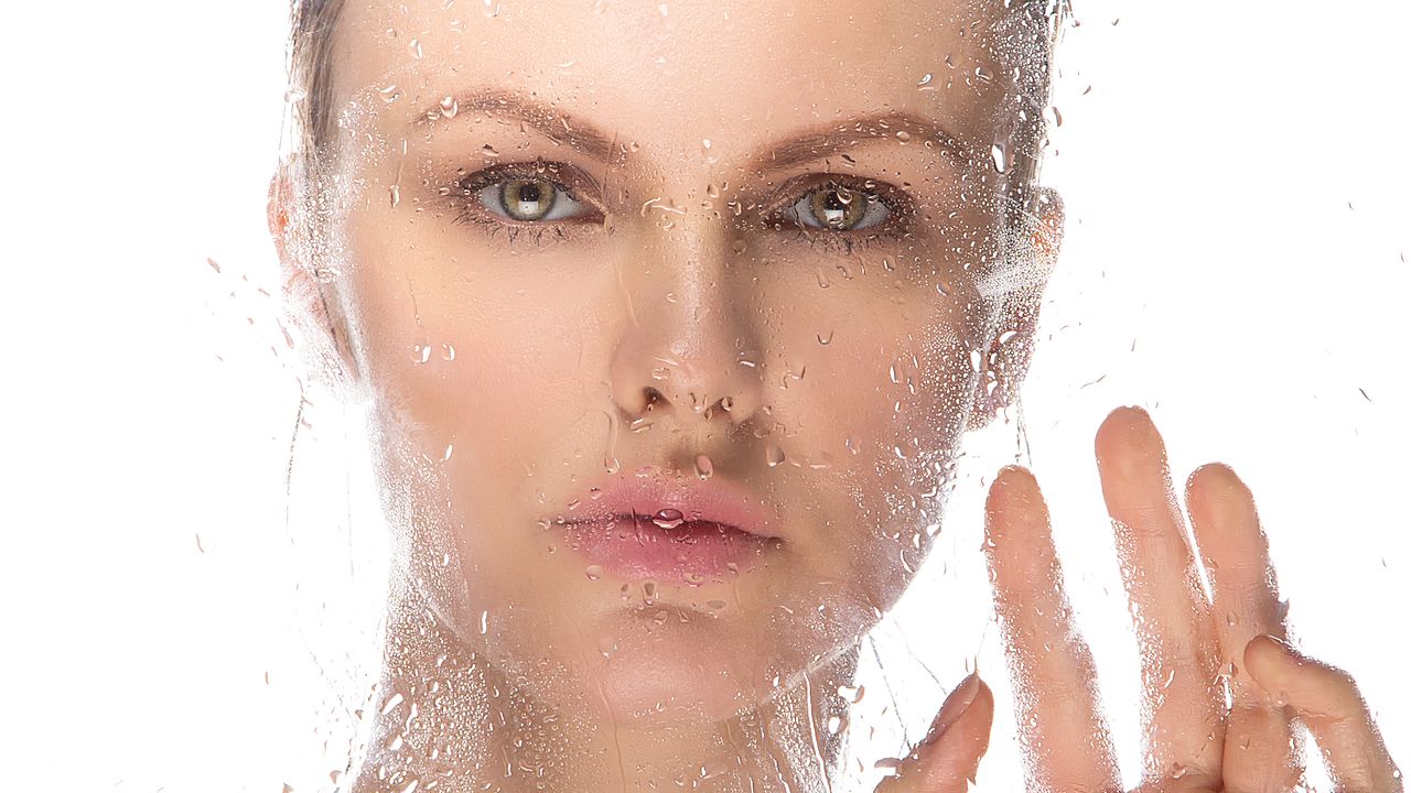 Skin icing, il ghiaccio ti fa bella, il freddo è il nuovo ingrediente skincare | Vanity Fair Italia