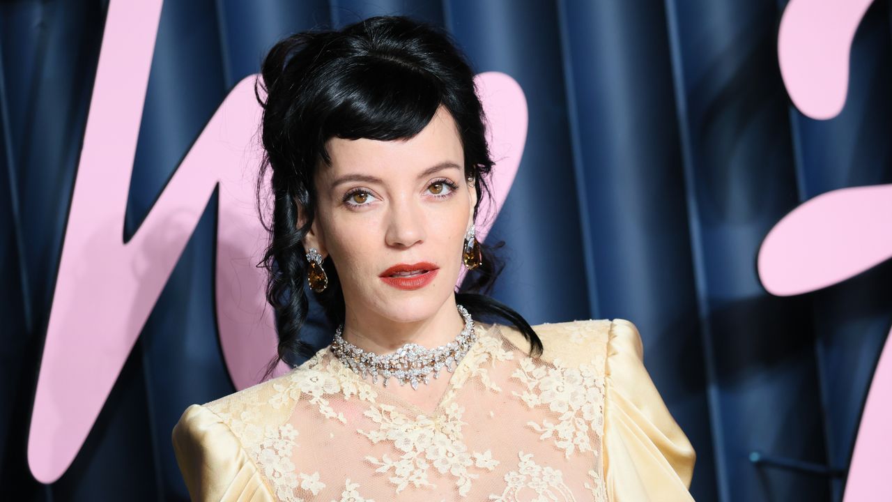 Lily Allen porta il revenge dress a un nuovo livello: le prove del tradimento dell'ex marito stampate sul vestito | Vanity Fair Italia