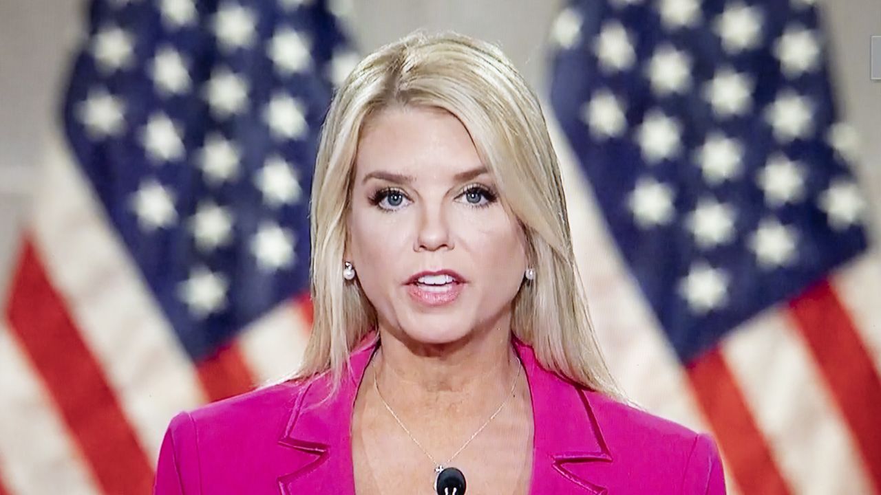 Chi è Pam Bondi, la fedelissima che Trump ha scelto come nuova ministra della Giustizia | Wired Italia