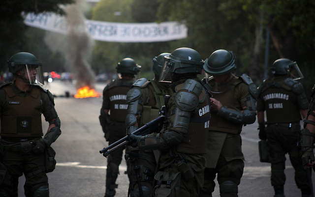 Carabineros en la mira: encuesta Criteria revela que la mayoría los responsabiliza por “incitar a la violencia” y “dañar intencionalmente a los manifestantes”