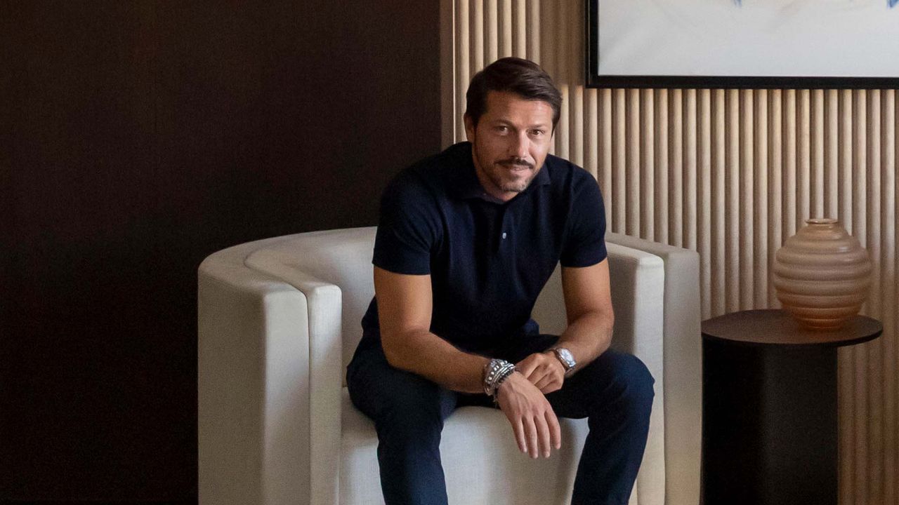 La rénovation d’un appartement à Milan entre laiton, travertin et ambiance rétro | AD Magazine