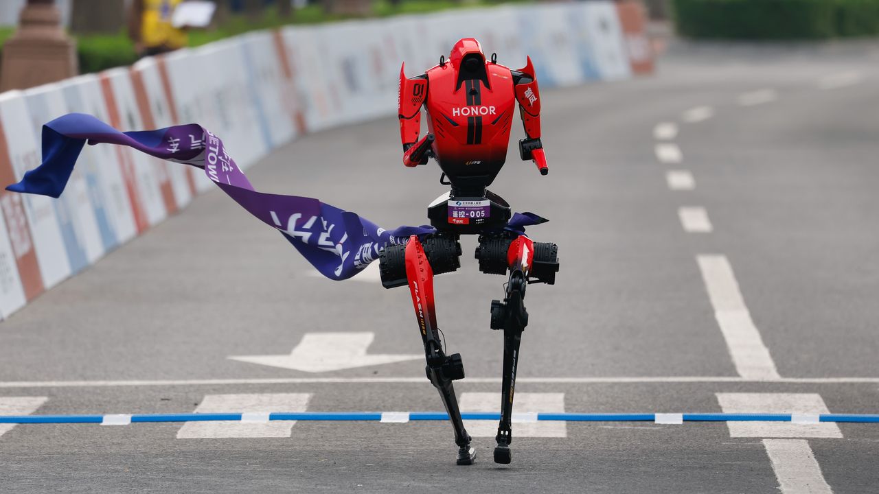 En China, un robot acaba de romper el récord humano del medio maratón | WIRED