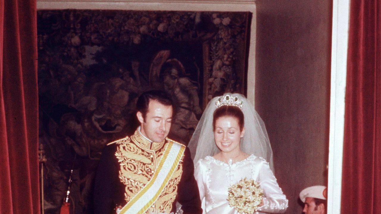 Carmen Martínez-Bordiú: “Fui yo la que quiso que Balenciaga me hiciera el vestido. Supervisó personalmente todas las pruebas y, como era muy meticuloso, lo recuerdo como una tortura porque ¡eran eternas!” | Vanity Fair