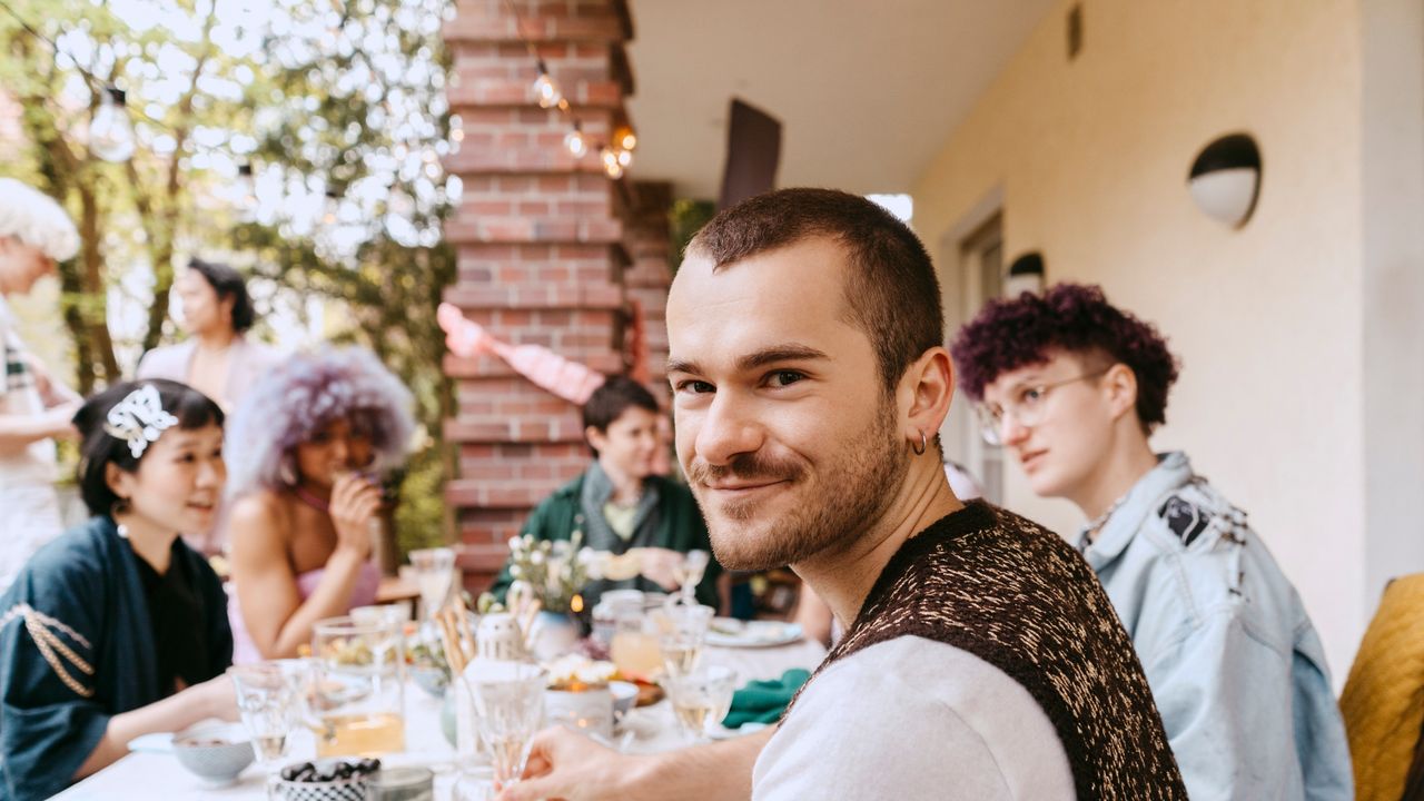 A New App Wants to Help the Friendless and Gay | Them