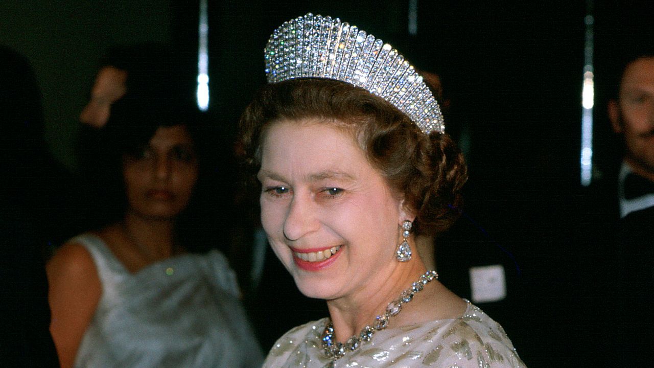 Espionnage, paillettes et scandale : les dessous chics de la maison Windsor où tissu, protocole et diplomatie se rencontrent | Vanity Fair