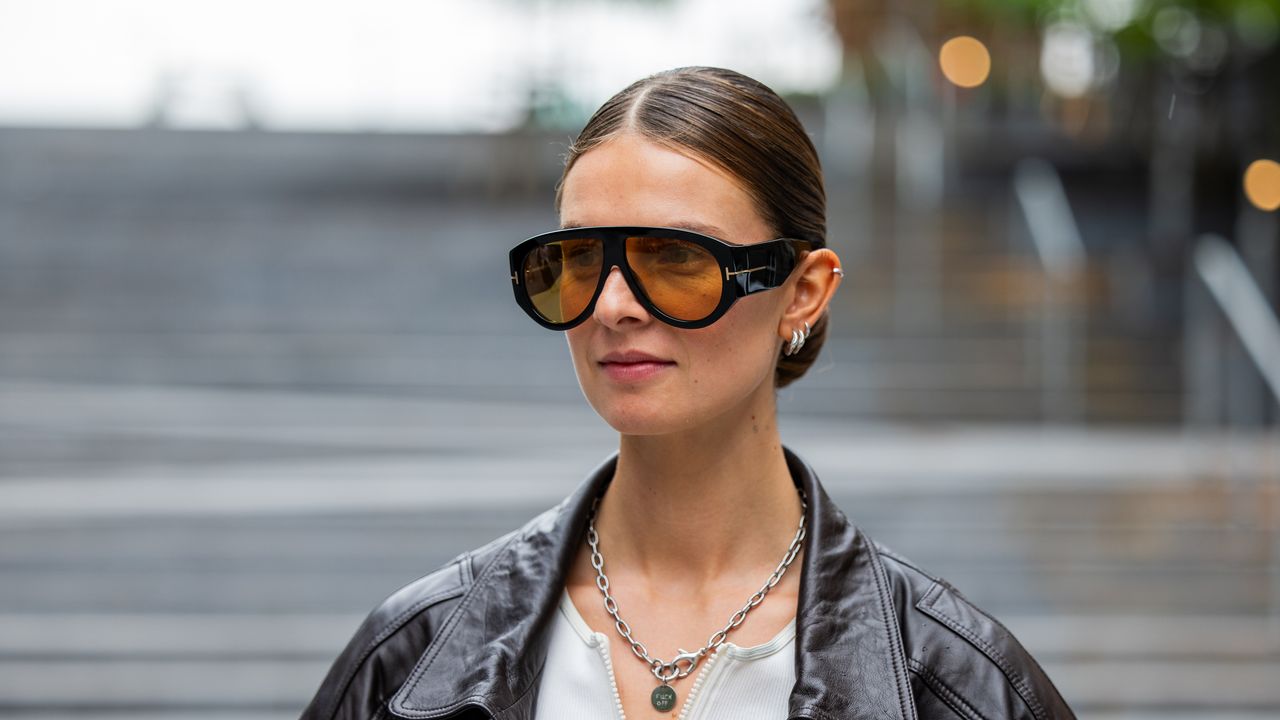 4 Fehler, die Sie beim Schmuck tragen vermeiden sollten | Vogue Germany