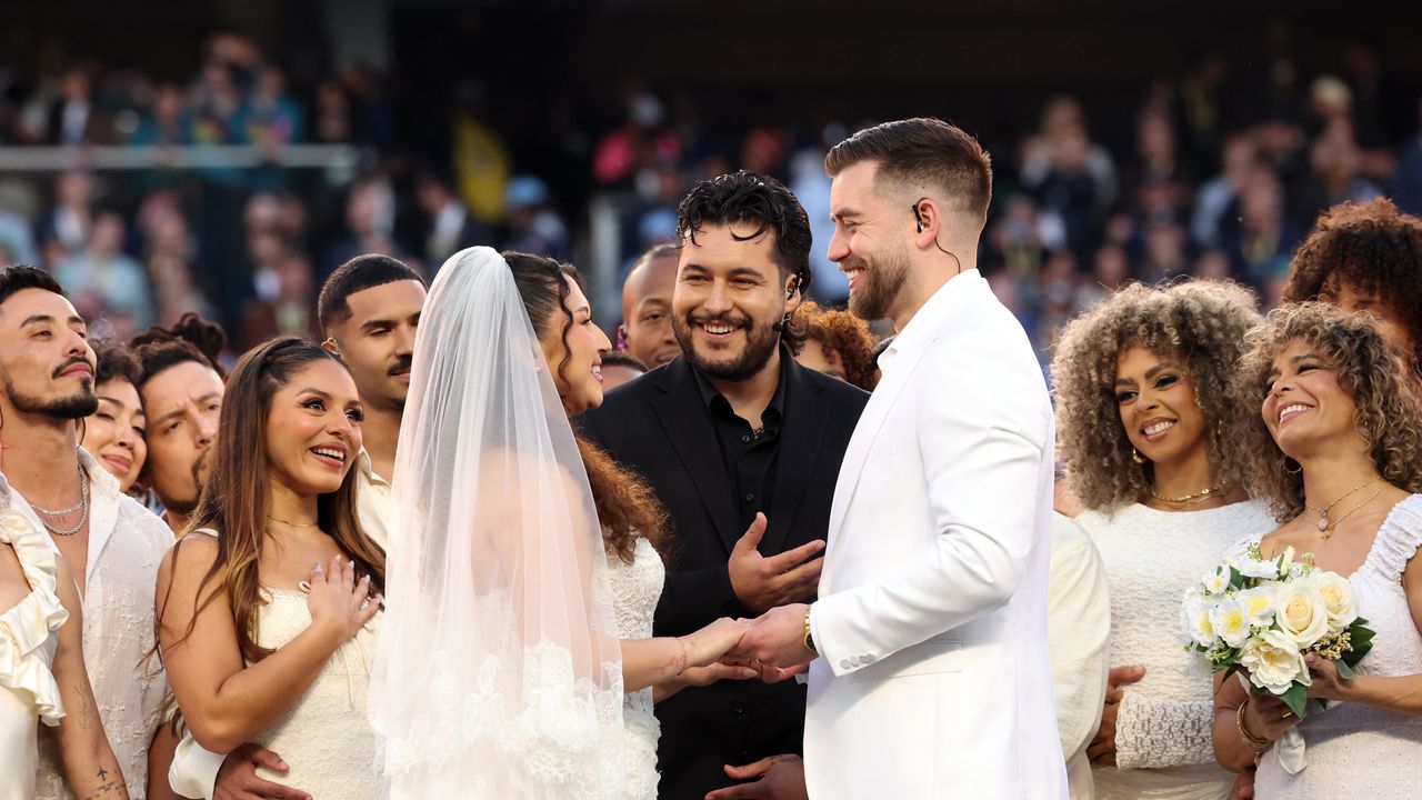 Ce couple s’est marié au Super Bowl 2026 avec Bad Bunny pour témoin | Vogue France