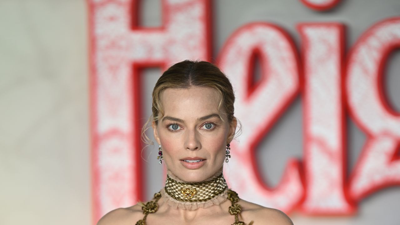Etait-ce vraiment les cheveux des sœurs Brontë sur le bracelet de Margot Robbie ? | Vogue France