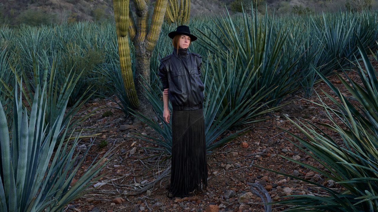 Lorena Saravia se expande más allá de la moda; el diseño no solo viste cuerpos, sino que acompaña rituales | Vogue
