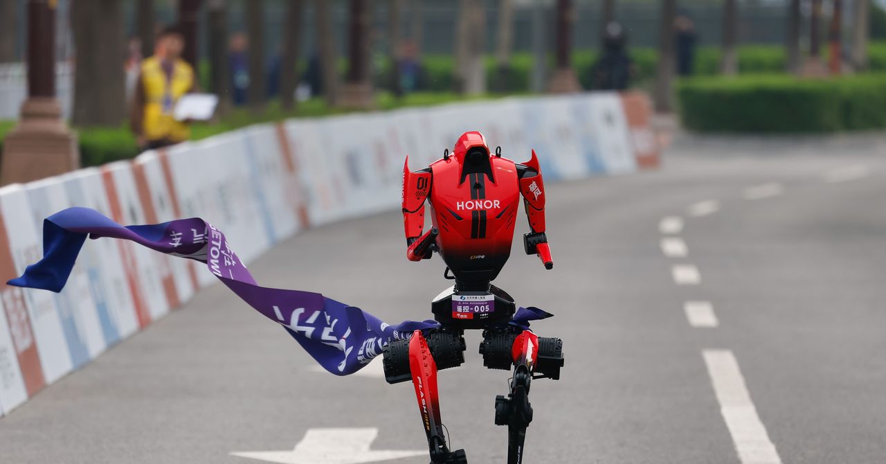 A Humanoid Robot Set a Half-Marathon Record in China | WIRED