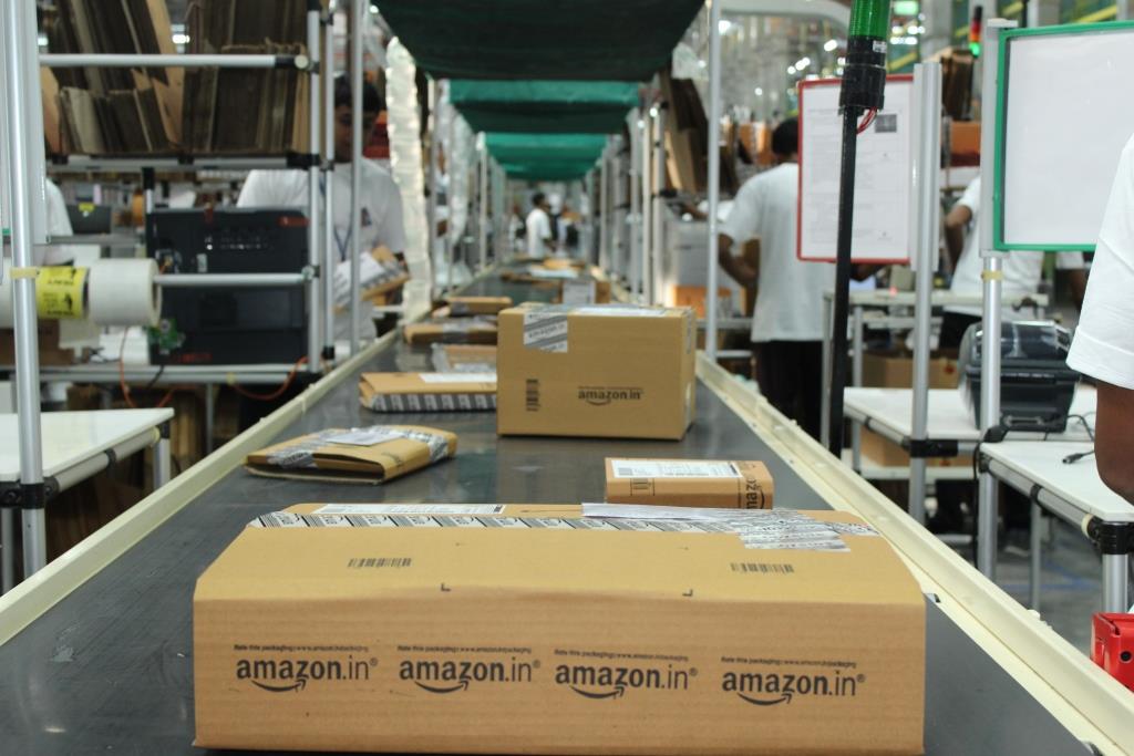 Amazon pilots POS counters for smartphones in tie up with Vodafone - MEDIANAMA