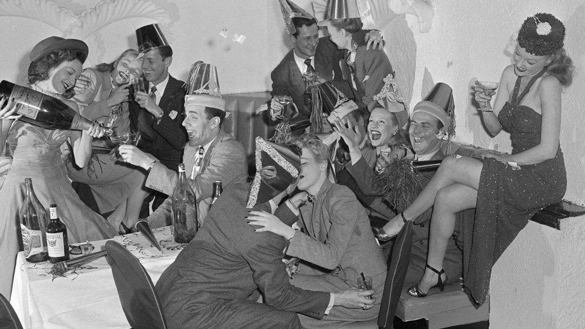 Why do we kiss at midnight on New Year's Eve? History behind the tradition | Snopes.com