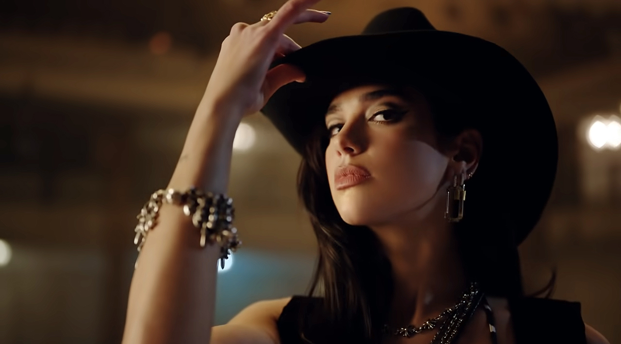 Dua Lipa é processada por usar foto dela mesma feita por paparazzo