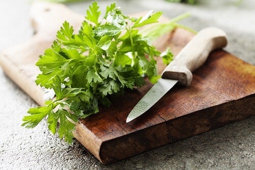 El perejil, beneficios y propiedades nutricionales - Mejor con Salud
