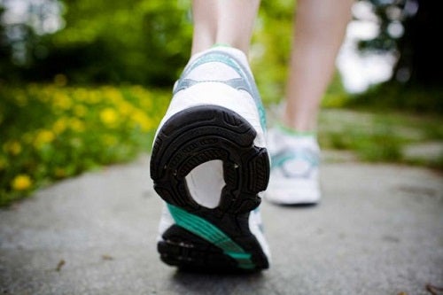Caminar, un ejercicio fácil para ponerse en forma y estar saludables - Mejor con Salud