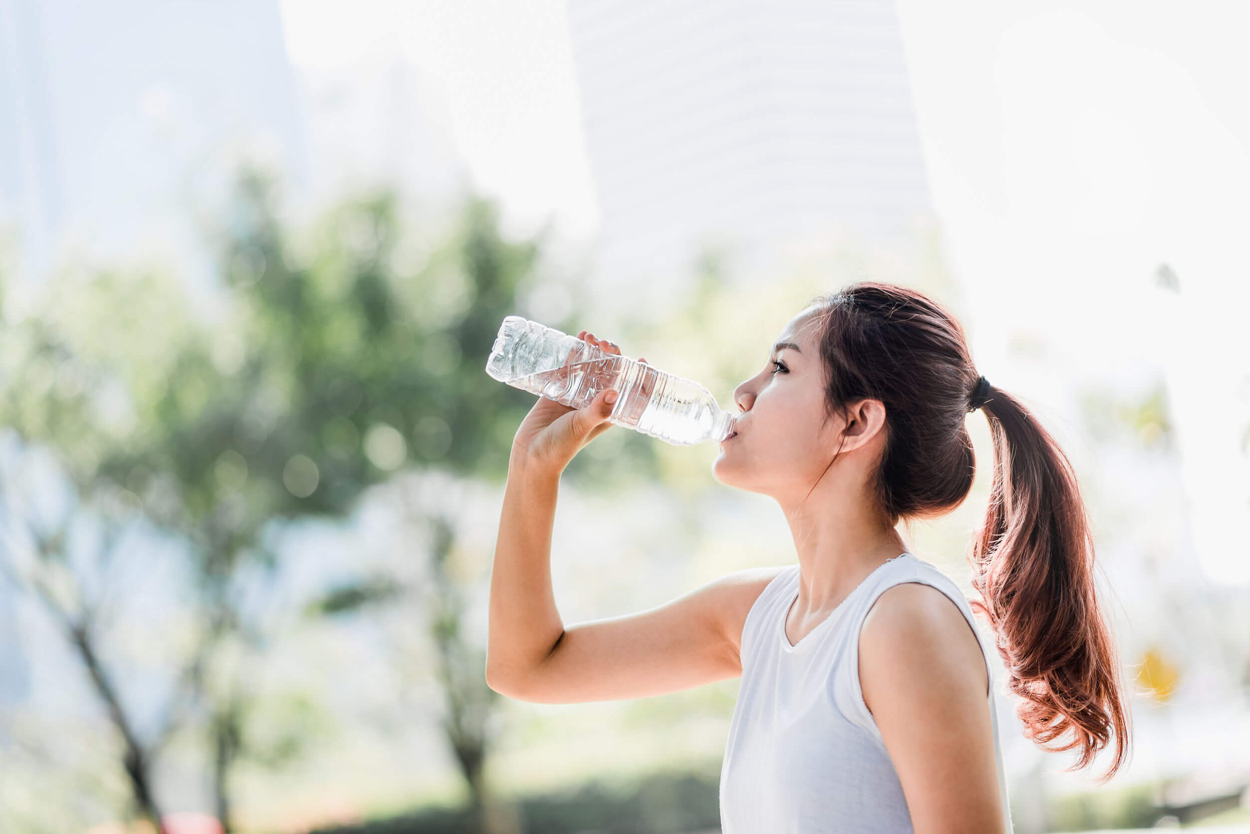 Descubre por qué deberías beber agua tibia en ayunas - Mejor con Salud