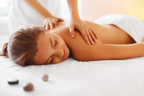 Masajes relajantes para liberar tensiones y descansar - Mejor con Salud