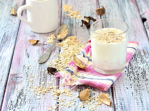 Los beneficios de consumir leche de avena - Mejor con Salud