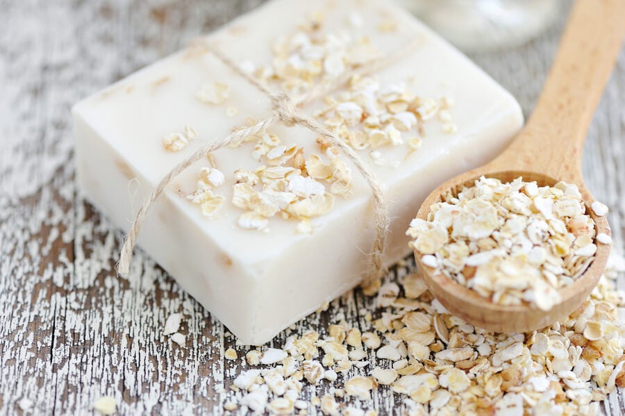 Cómo hacer un jabón artesanal de avena y miel para hidratar tu piel - Mejor con Salud