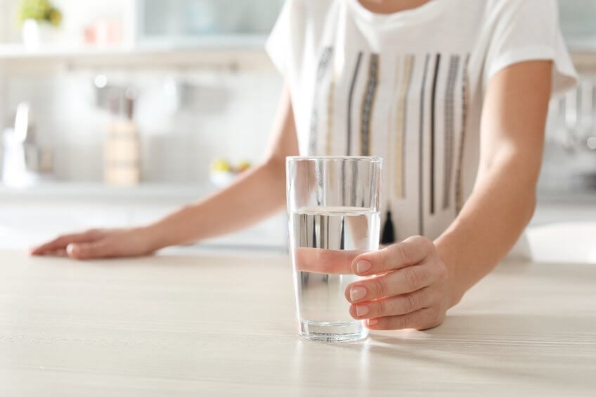 ¿El agua ayuda a bajar de peso? Mitos y verdades - Mejor con Salud