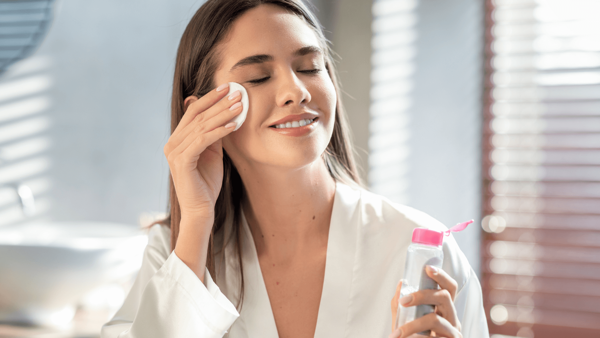 El error al usar agua micelar que está arruinando tu ruitna de cuidado de la piel - Mejor con Salud