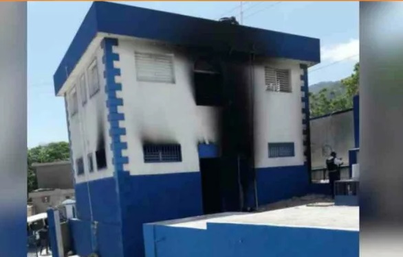 L'incendie du sous commissariat, signal fort des bandits - METROPOLE