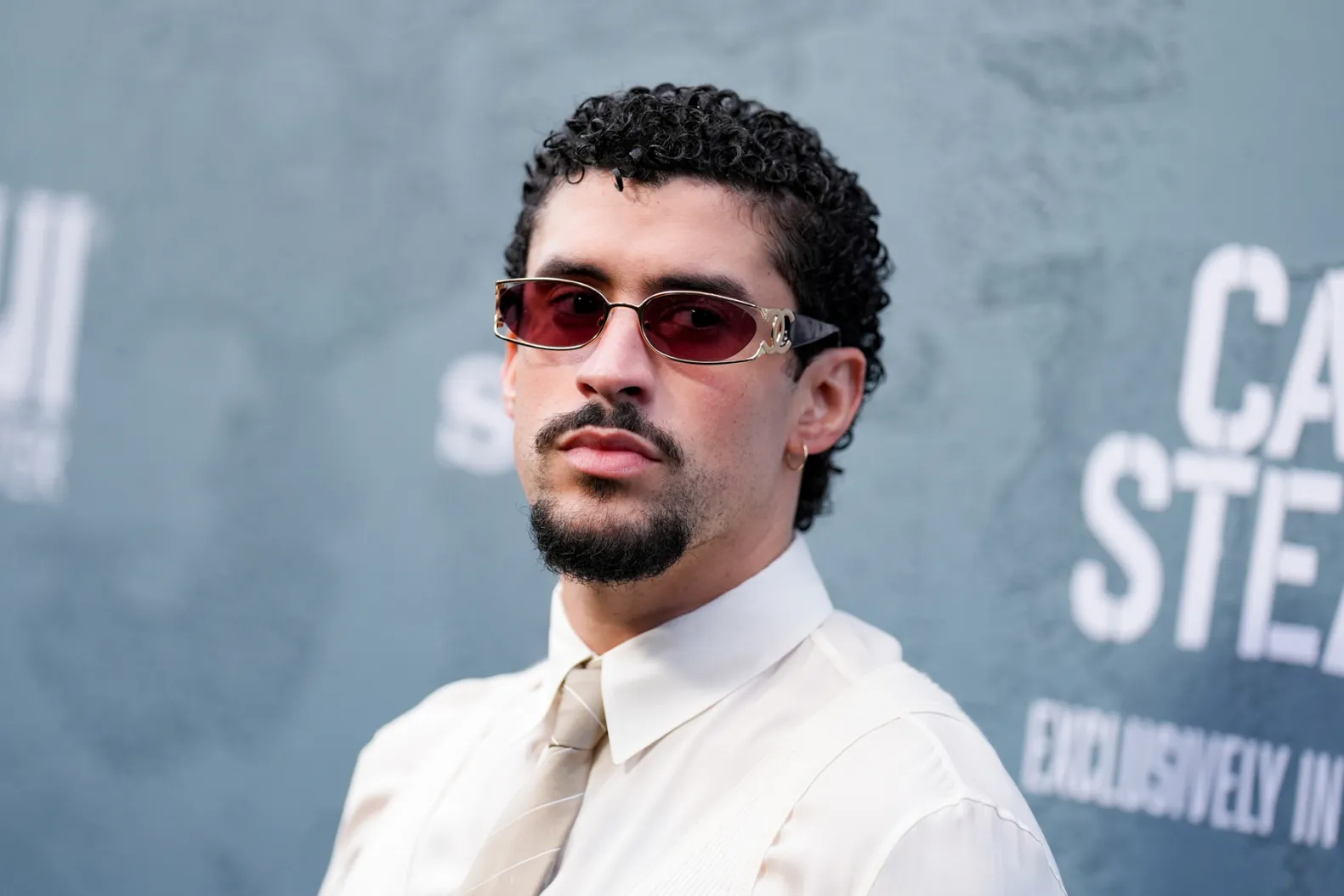 Bad Bunny indosserà un vestito durante l'Halftime Show del Super Bowl? - Metropolitan Magazine