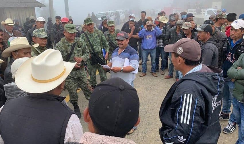 Guerrero farmers detain soldiers, police to demand delivery of fertilizer