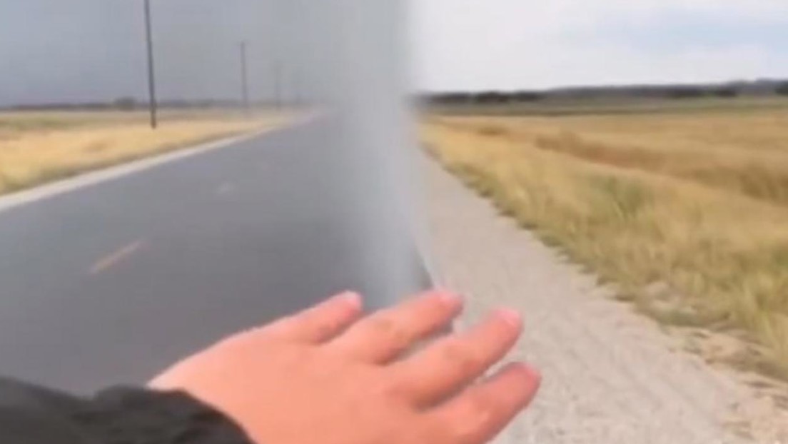 VIDEO: El misterioso 'muro de lluvia' que divide una ruta: ¿milagro meteorológico o montaje? - RT