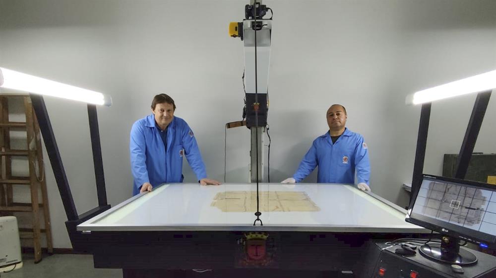 Dia do Inventor: Professor Pardal transforma microfilmadora antiga em scanner de grandes formatos