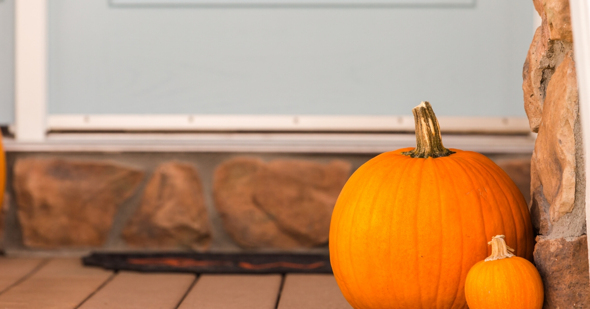 7 October Yard Decoration Ideas on the Cheap