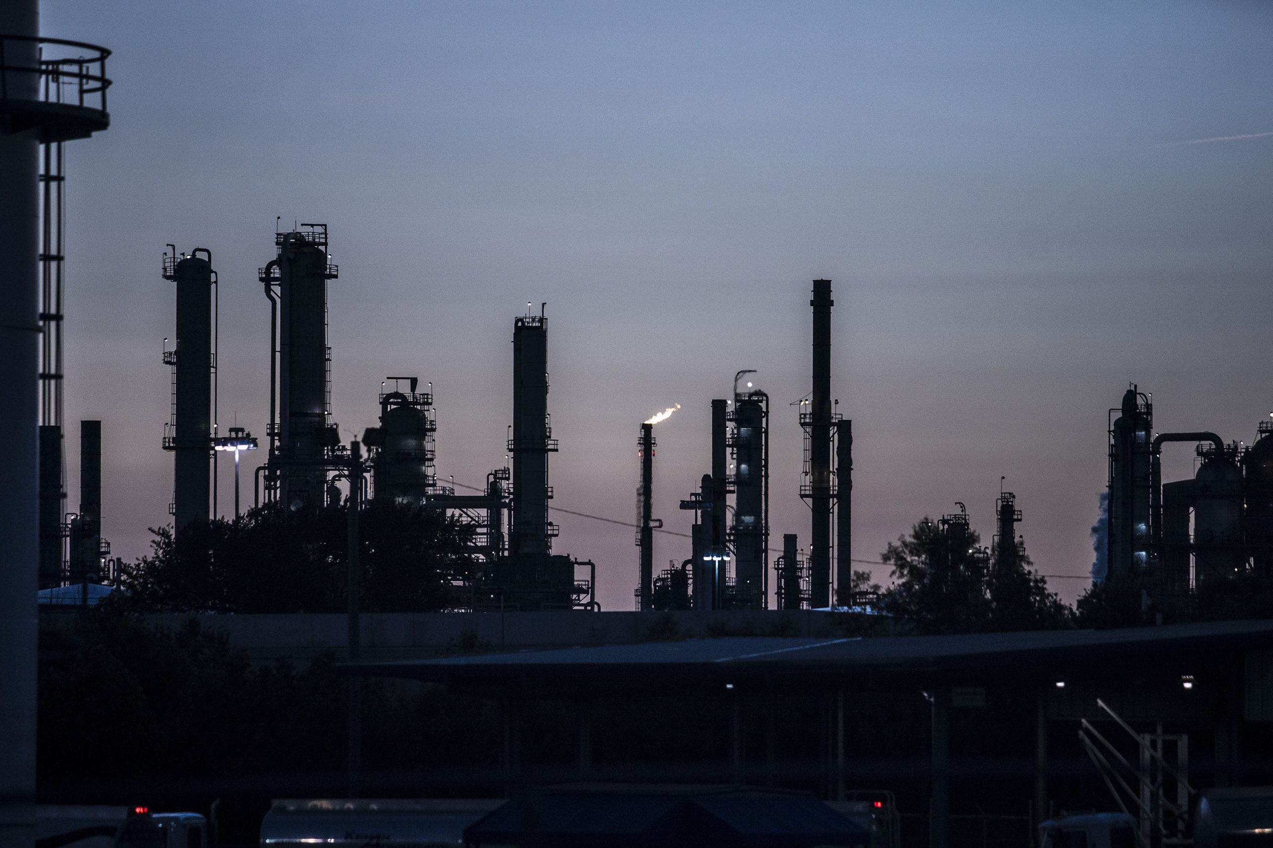Valero cleans up oil after Memphis refinery flare; excess toxic gas release - MLK50: Justice Through Journalism