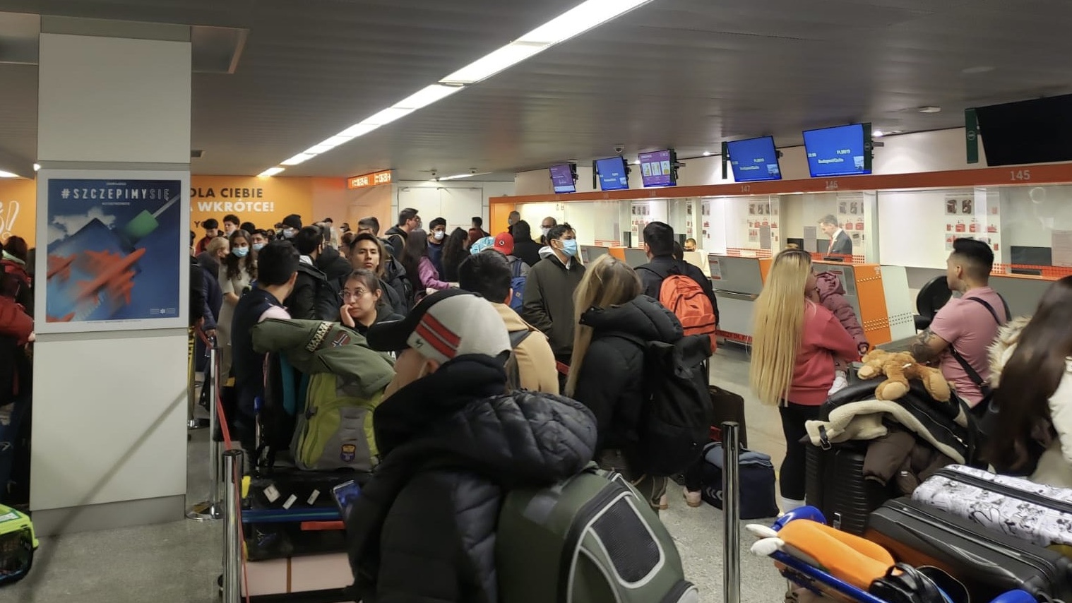 Colombianos y peruanos en el tercer vuelo de ecuatorianos repatriados de Ucrania
