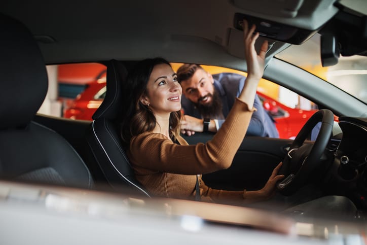 Czy warto kupować używane auto jesienią? Sezonowe zmiany cen, które zaskoczą każdego kupującego. | Motogratka