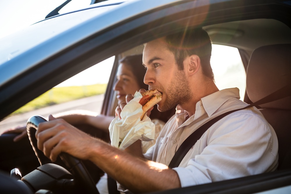 ¿Qué comer cuando se va a conducir en un viaje largo?