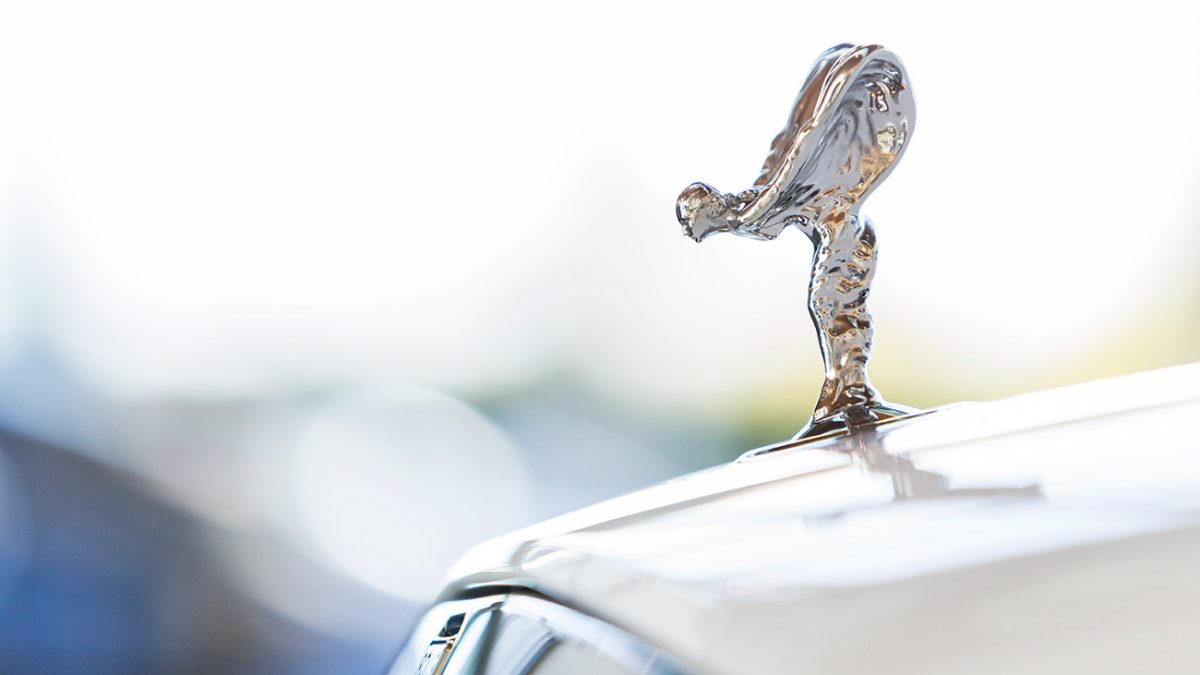 Por qué hay una chica en camisón encima de este Rolls-Royce