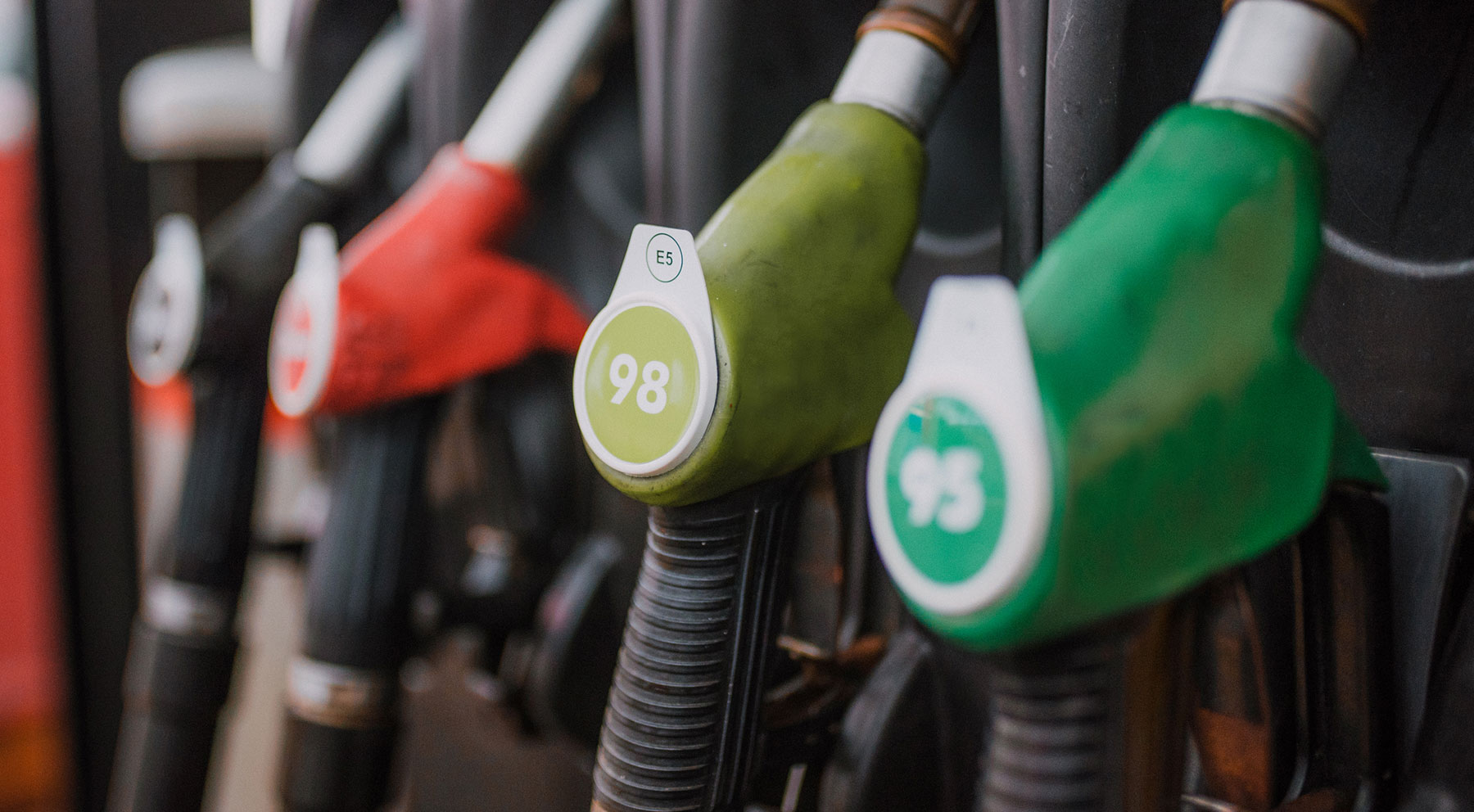 Los trucos para ahorrar combustible que pueden salir caros