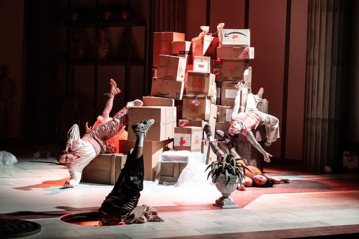 RCE – Theater Münster – Wilke Weermann inszeniert Sibylle Bergs Roman zwischen Gesellschaftskritik und Satire