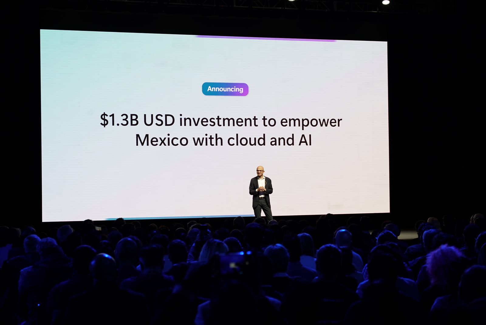 Microsoft anuncia una inversión de 1,300 millones de dólares en infraestructura de Nube e Inteligencia Artificial para fomentar el crecimiento económico inclusivo mediante programas de tecnología y capacitación en México - Source LATAM