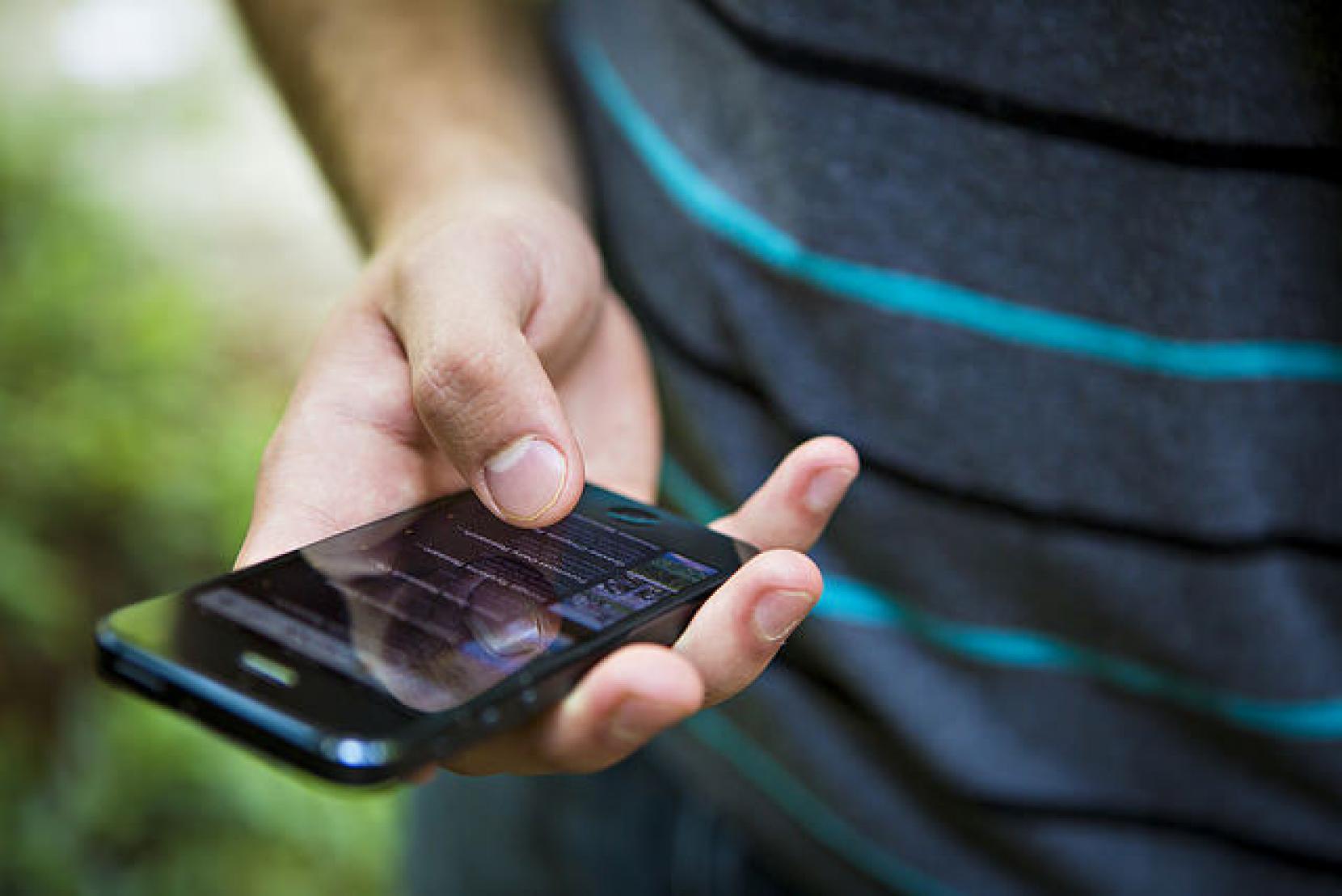 The Mere Presence of Your Smartphone Reduces Brain Power, Study Shows - UT Austin News - The University of Texas at Austin