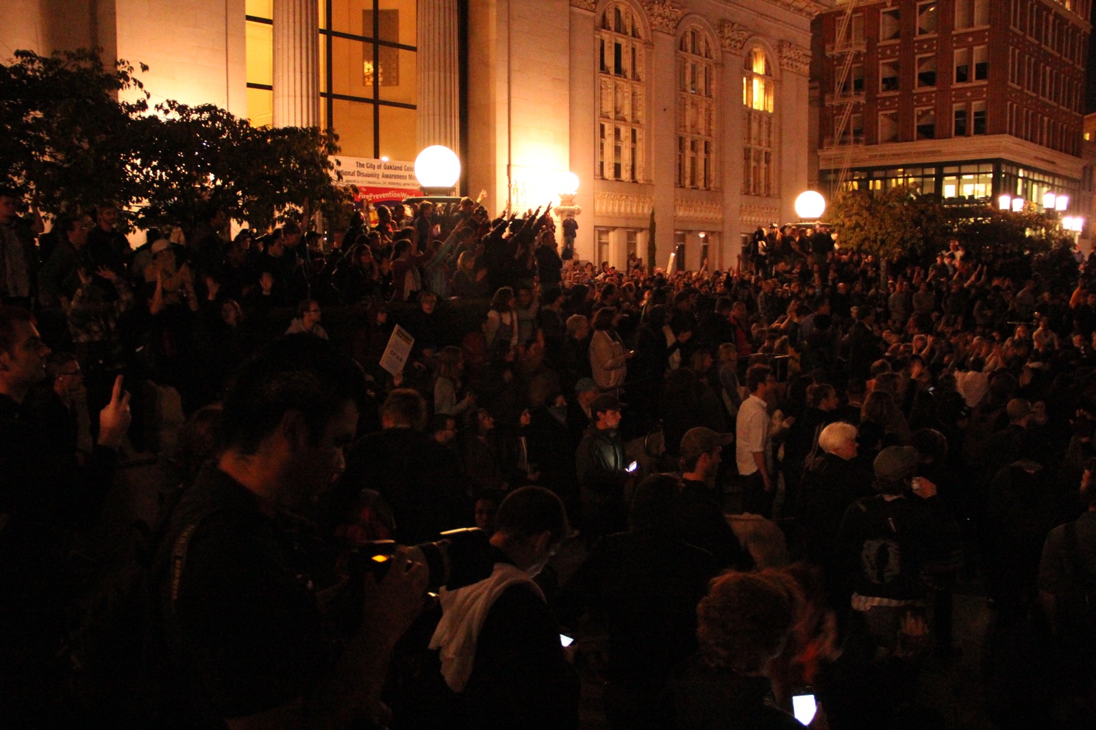 Peaceful Occupy Oakland crowd returns to City Center plaza Wednesday night - Oakland North