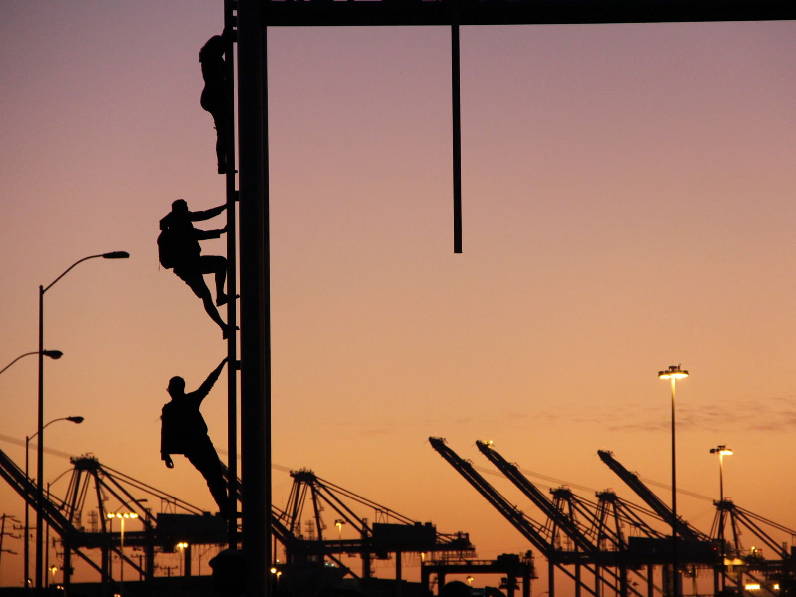 As night falls, protesters shut down Port of Oakland - Oakland North