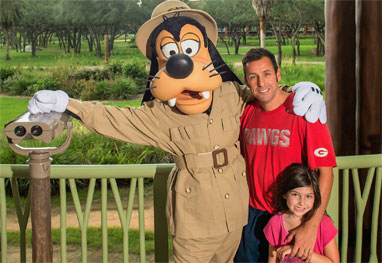 Adam Sandler leva a filha para conhecer o Pateta, na Disney - OFuxico