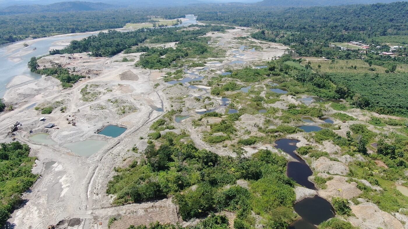 Oro sucio: investigan policías por tráfico de combustible para minería ilegal en Ecuador | Ojo Público