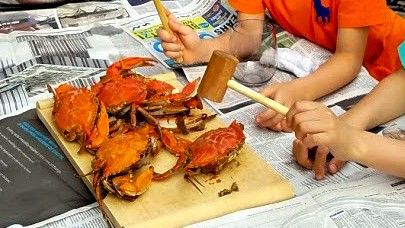【地球をつまみ食い】ワシントンでほおばる風物詩！　スパイシーな蒸しガニ「ブルークラブ」の魅力：朝日新聞GLOBE＋