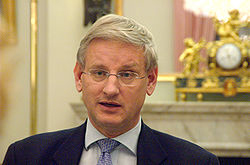 Carl Bildt lakej åt USA enligt Wikileaks! Liten hund med bigdog-aspiration spionerar på sitt eget land enl Julian Assange | Helena Palena
